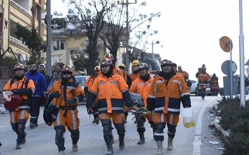 Барилгын нурангиас үнэт эдлэл, бэлэн мөнгө гаргаж, хүлээлгэн өглөө